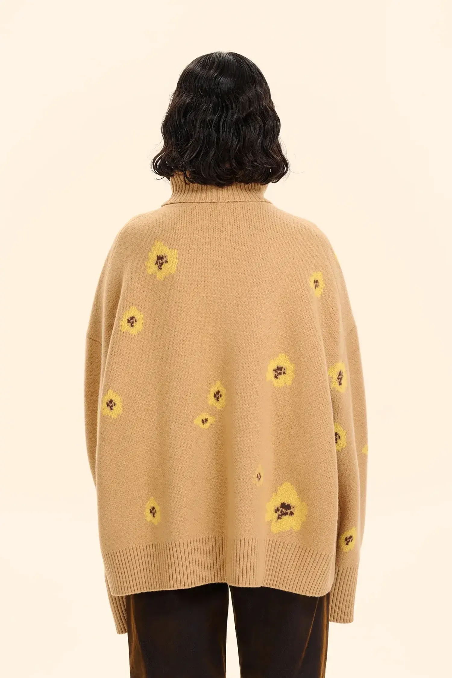 Свитер с горлом ((I can buy myself flowers)), бежевый