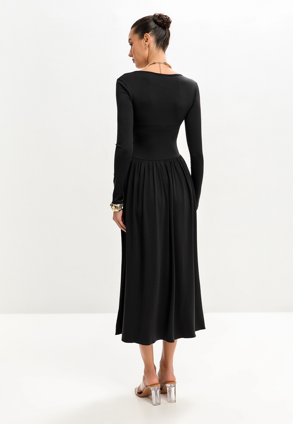 Платье с рукавами и драпировкой