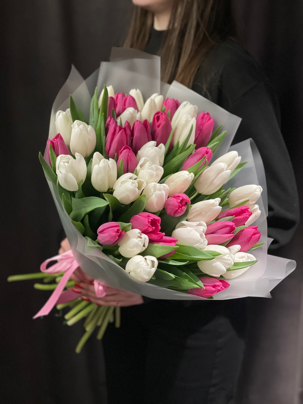35 бело-розовых тюльпанов