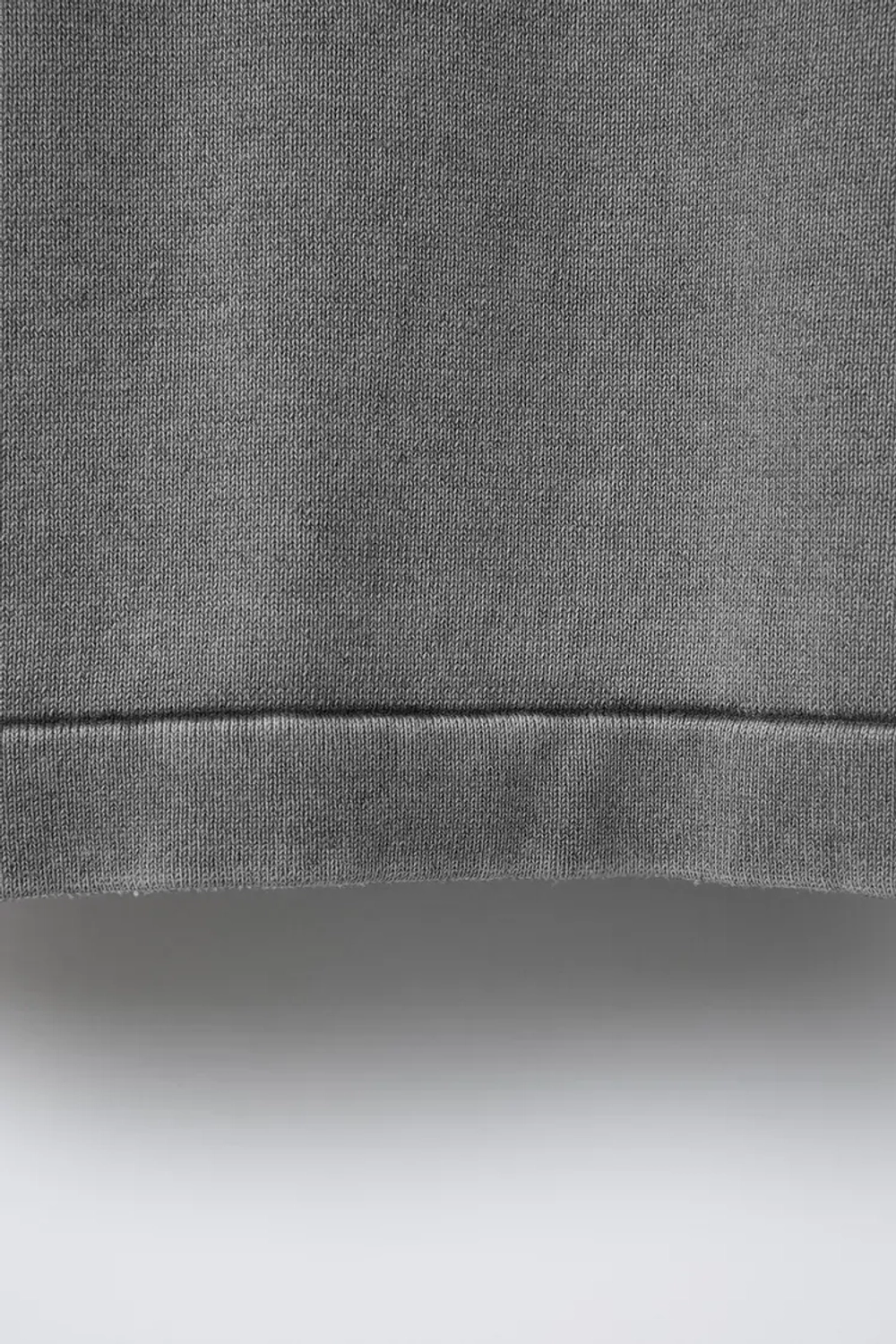 ZARA ФУТБОЛКА ИЗ ТКАНИ С ЭФФЕКТОМ ПОТЕРТОСТИ, СЕРЫЙ