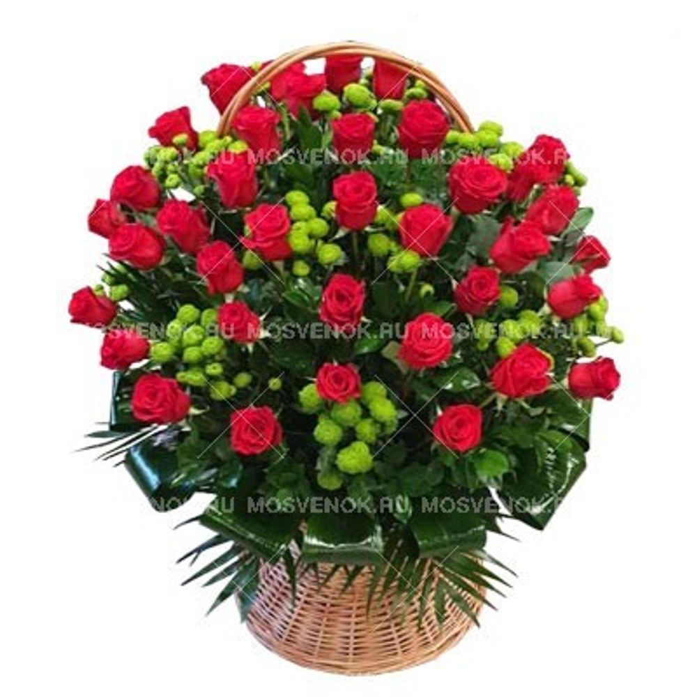 Ритуальная корзина из живых цветов красных роз, хризантем и зелени