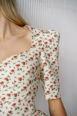 Платье мини с декольте и баской