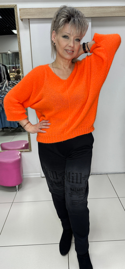 Джемпер с V- образным вырезом декольте