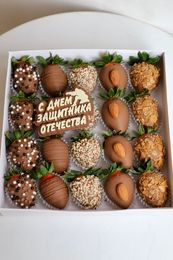 Набор клубники в молочном шоколаде "С Днем защитника отечества"