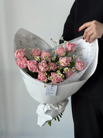 Букет из 15 розовых пионовидных тюльпанов и ромашки