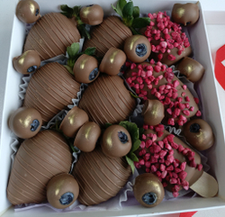 Клубника в шоколаде, бананы в шоколаде, голубика в шоколаде