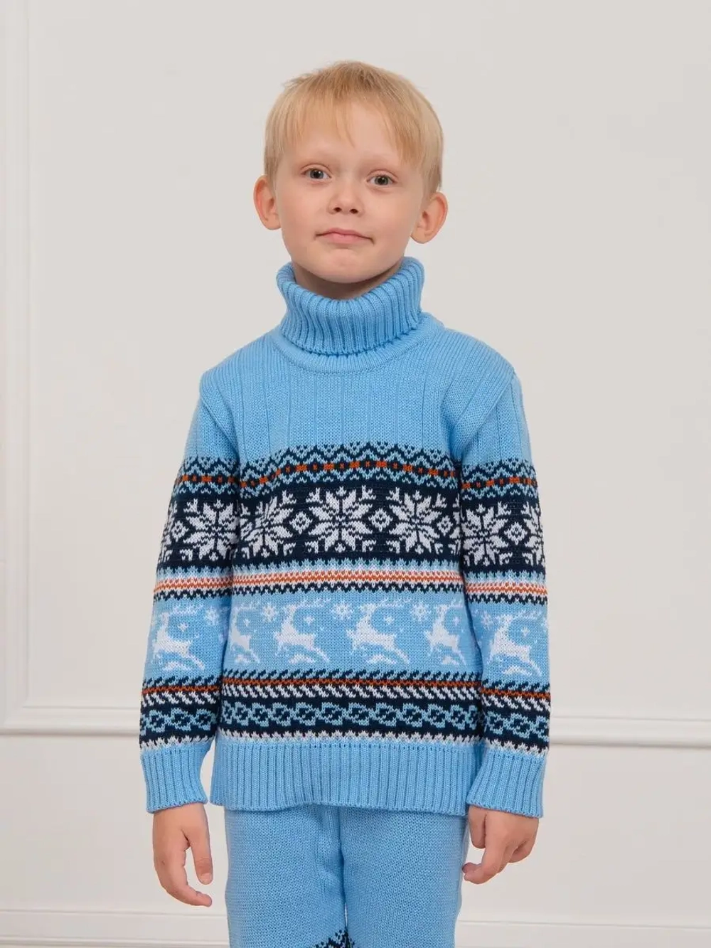 Свитер вязаный с оленями новогодний