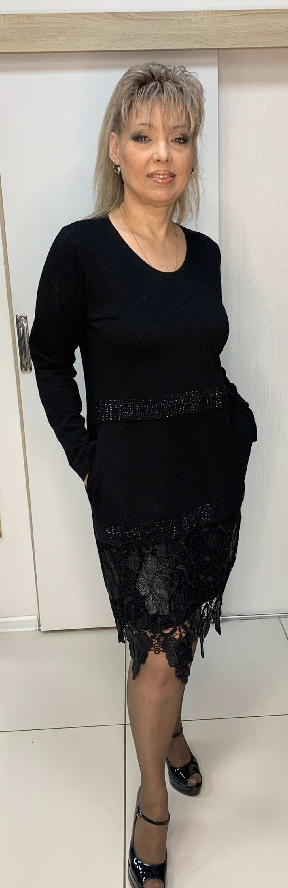 Трикотажное черное платье со стразами и ажурным низом