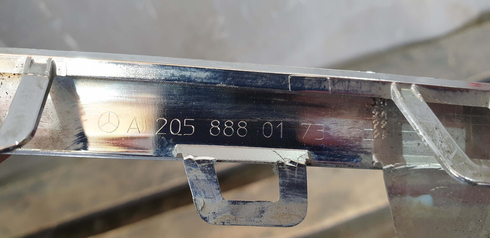 Молдинг решетки радиатора Mercedes C (W205) 14-18 Б/У Оригинал A2058880173