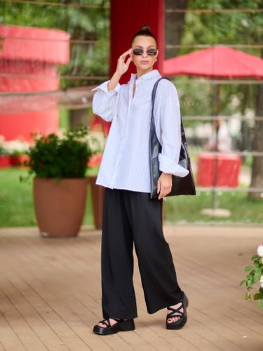 Белая хлопковая блузка в вертикальную полоску