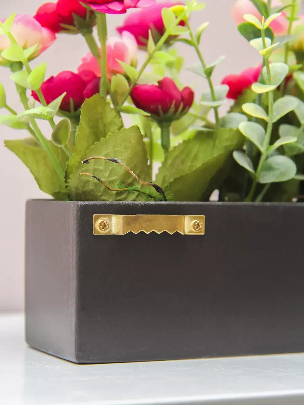 Искусственные цветы на стену в кашпо "Ящик с розочками"