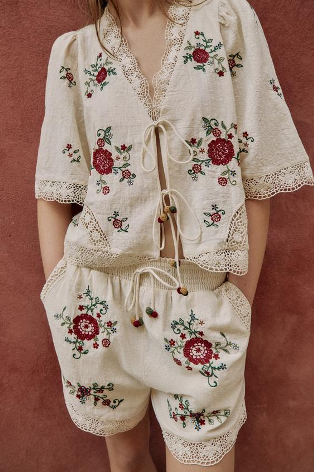 ZARA ШОРТЫ С ВЫШИВКОЙ ЦВЕТОВ, ЭКРЮ