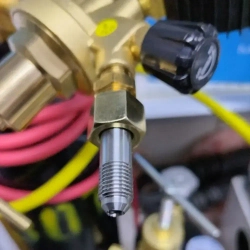 Переходник с азотного редуктора на манометрический коллектор (манифолд). Резьба 1/4 SAE. Переходник для азотного баллона