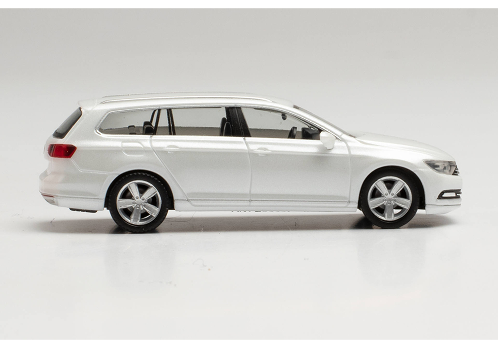 Автомобиль VW Passat универсал, белый