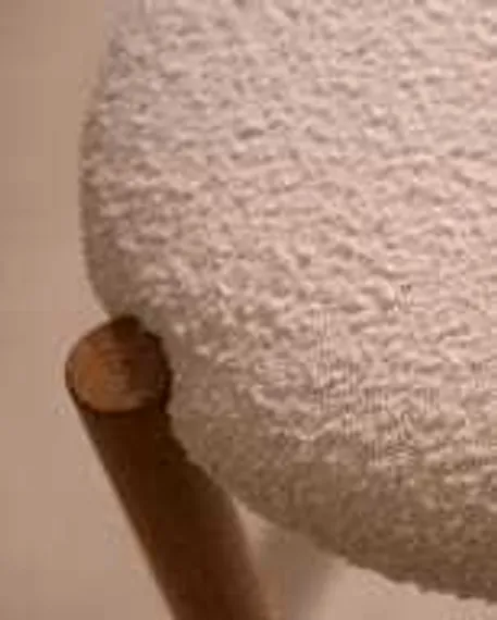 Стул Nebai из белой ткани букле и массива дуба с натуральной отделкой