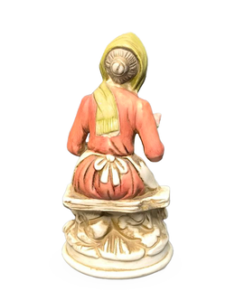 Фарфоровая статуэтка "Сидящая женщина с цветами" Италия