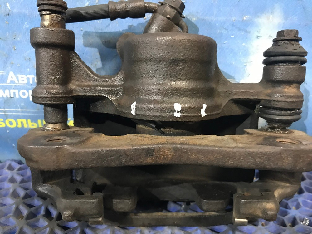 Суппорт тормозной передний левый TOYOTA CALDINA 1996