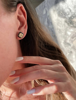 Серьги-гвоздики с желтым фианитом и черными миницирконами добавят нотку авантюризма. Данное украшение освежит ваш образ, эффектно подчеркнув все ваши достоинства. Изделие произведено из гипоаллергенного и высокопрочного серебра 925-й пробы.   В нашем онлайн-магазине можно заказать серьги-гвоздики в черной обсыпке по демократичной стоимости. К этому ювелирному украшению можно отдельно приобрести подвеску, что позволит создать завершенный образ. Доставка изделия по Москве и всей территории России осуществляется в точно оговоренный срок.