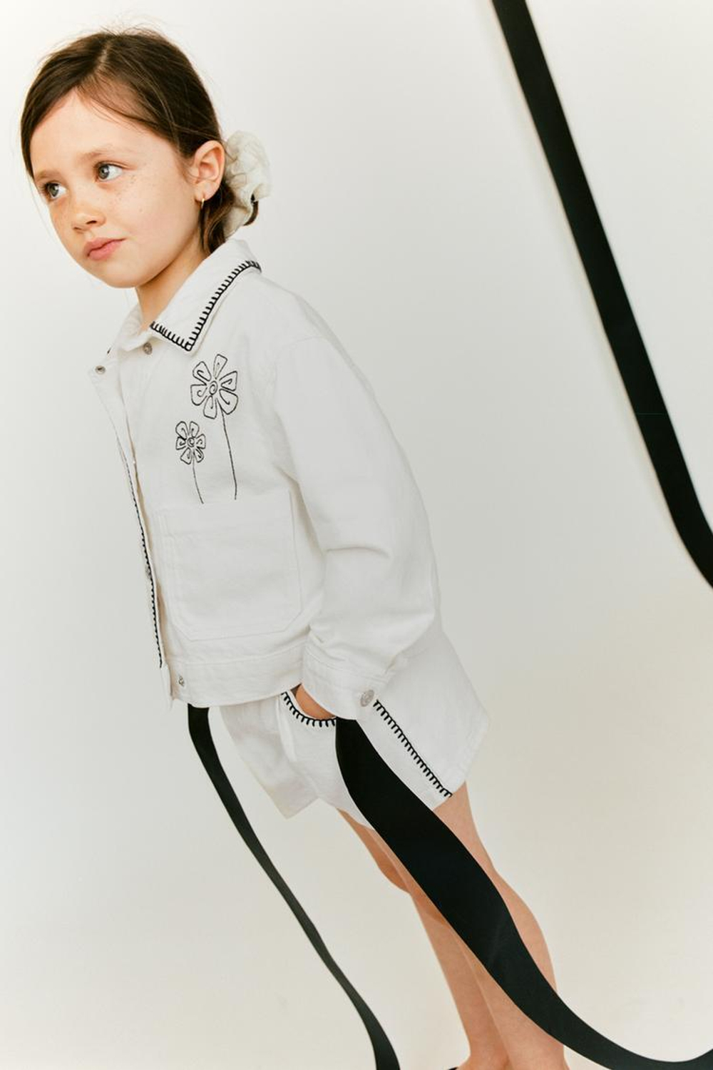 ZARA ДЖИНСОВЫЕ ШОРТЫ С КОНТРАСТНОЙ ВЫШИВКОЙ, ЖЕЛТОВАТО-БЕЛЫЙ