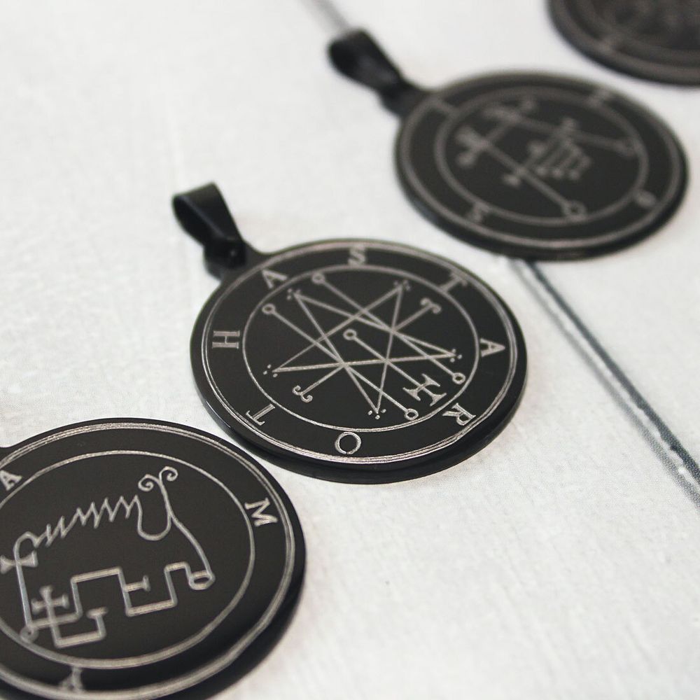 Кулон 35 мм с гравировкой на заказ (чёрный титановый сплав)