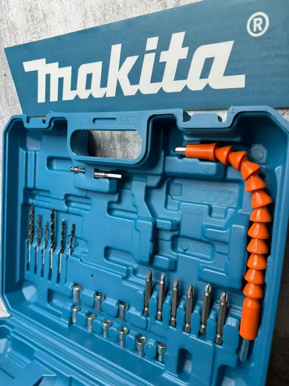 Дрель-шуруповерт Makita 24v бесщеточный, 40-80 Нм, с набором и 2 АКБ