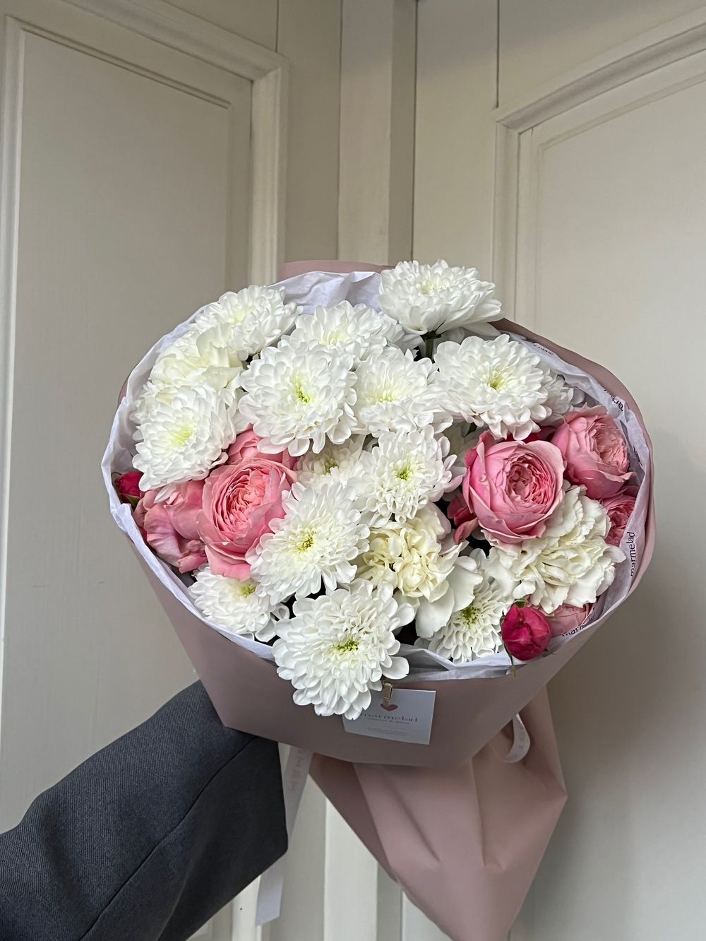 Букет из хризантемы, яркой пионовидной розы и диантусов в белом оттенке