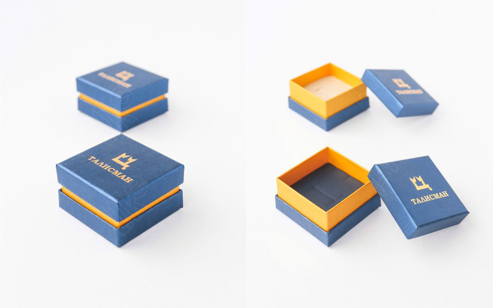 Футляр картонный с округлыми гранями и прослойкой.