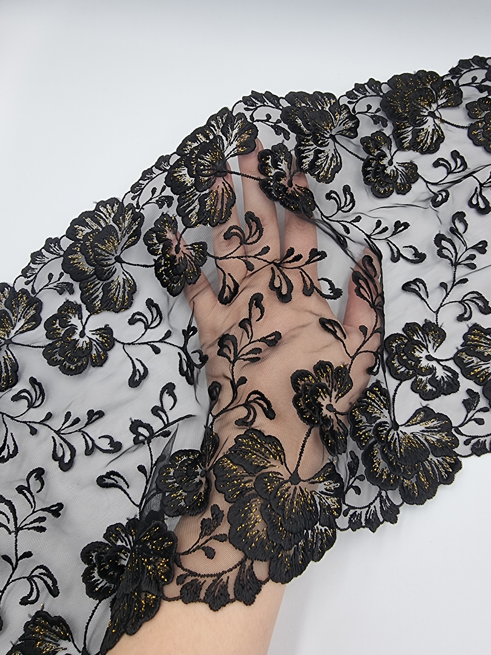 Вышивка на сетке черный/золото К801 24 см