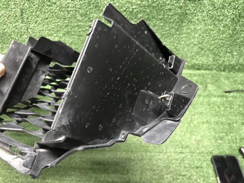 Решетка переднего бампера Renault Duster 2 (20-нв)