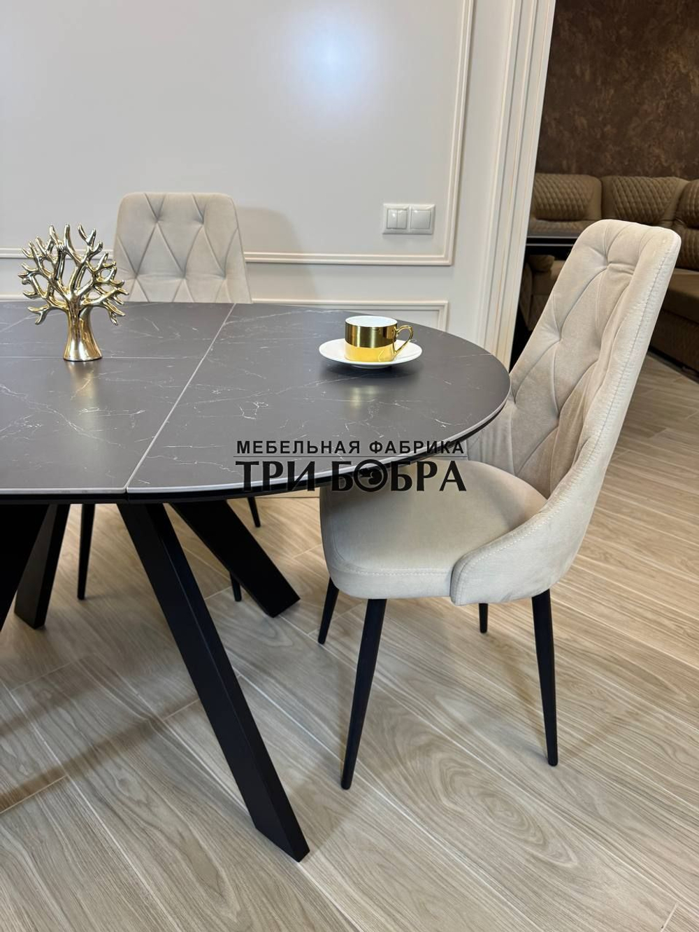 Круглый раздвижной стол "Бонжур", керамогранит, черный мрамор и стулья "Лондон"