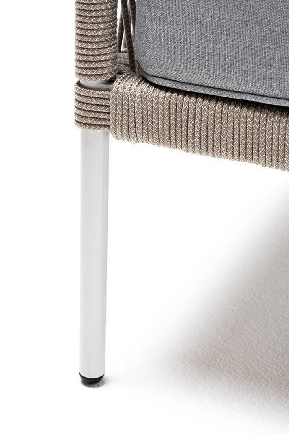 "Канны" кресло плетеное из роупа, каркас алюминий светло-серый (RAL7035) муар, роуп серый меланж круглый, ткань светло-серая