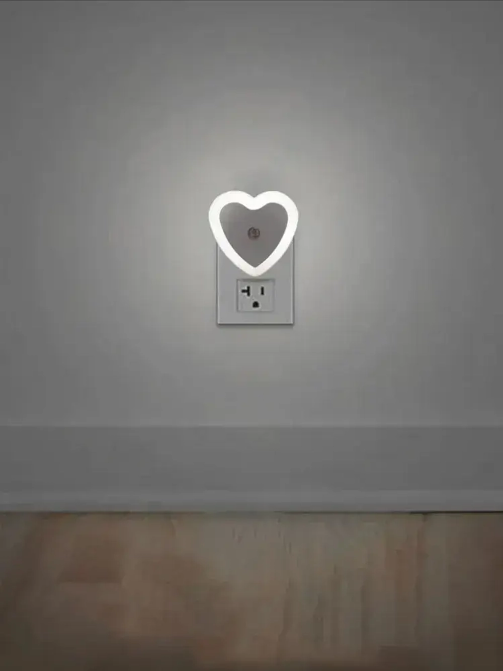 Светодиодный ночник с датчиком света LED, белый с включением от розетки