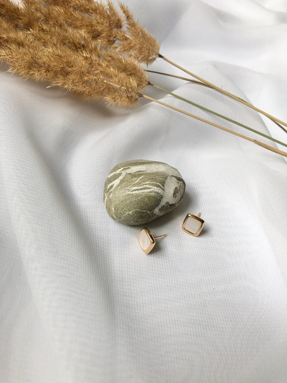 Серьги маленькие квадраты с перламутром, цвет золото