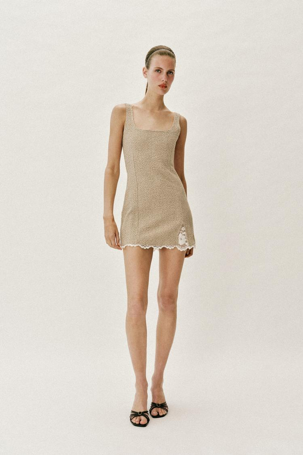 ZARA КОРОТКОЕ ПЛАТЬЕ ИЗ РЕЛЬЕФНОЙ ТКАНИ, БЕЖЕВЫЙ
