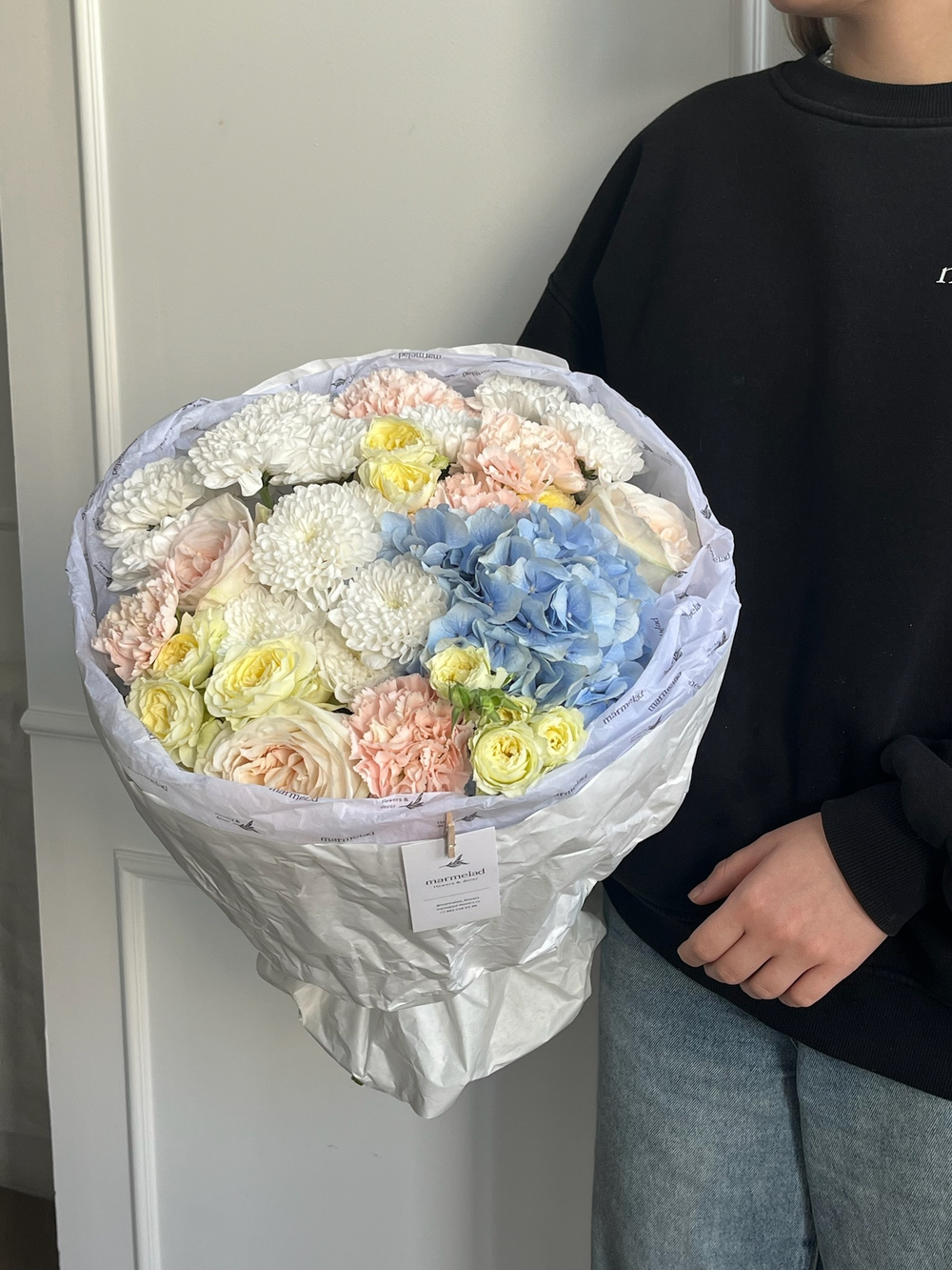 Букет из кустовых роз, гортензии, хризантемы и диантусов
