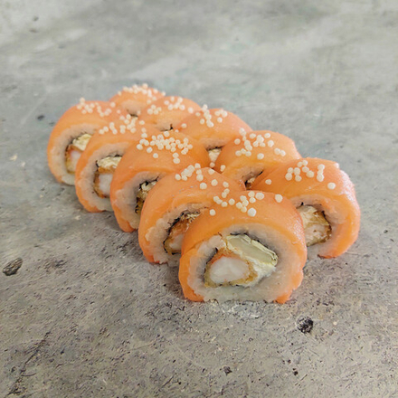 Ролл с копченым лососем и креветкой темпура