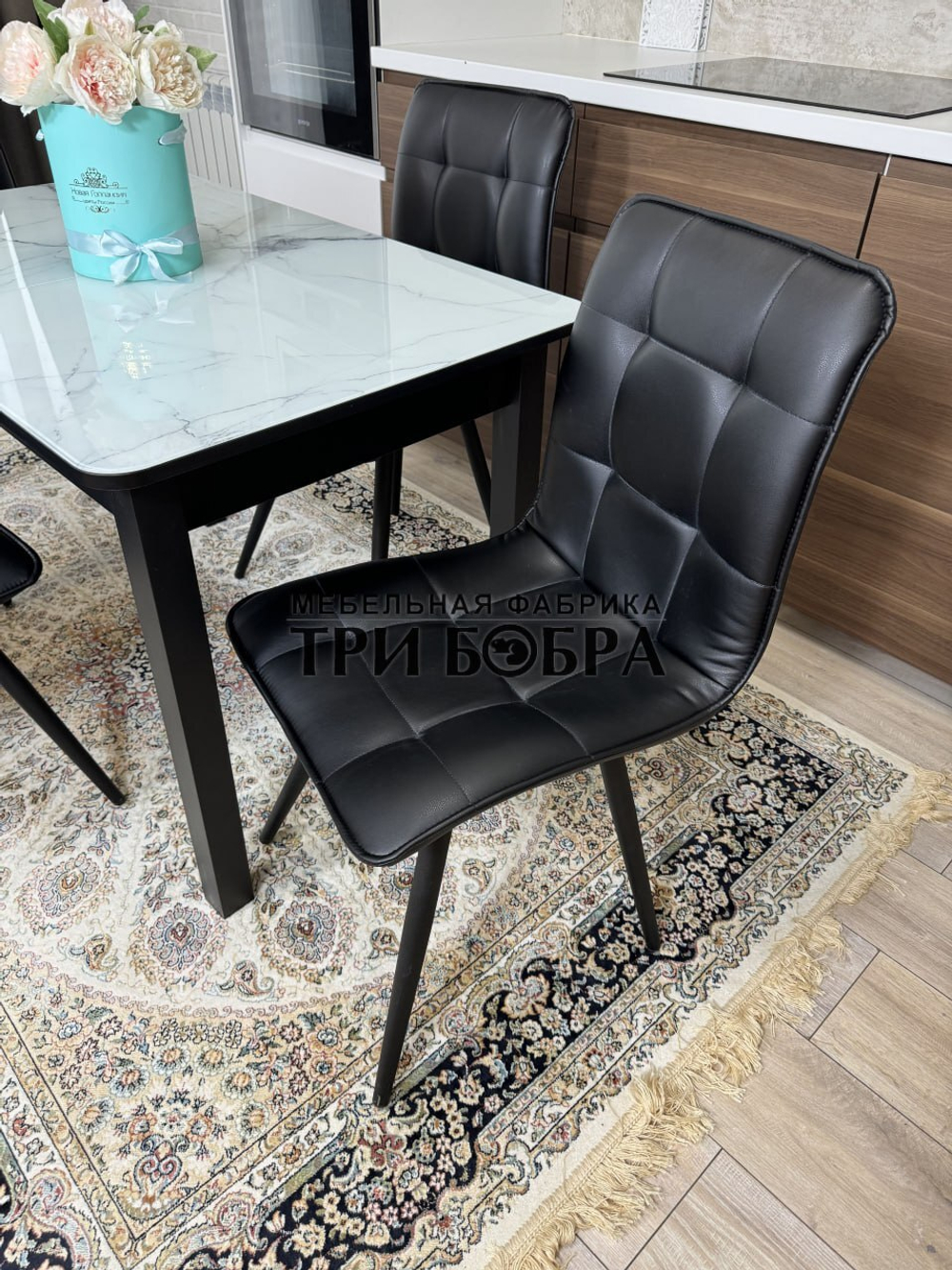 Стеклянный раздвижной стол "Итальянский мрамор" и стулья "ГУЧИ" черный
