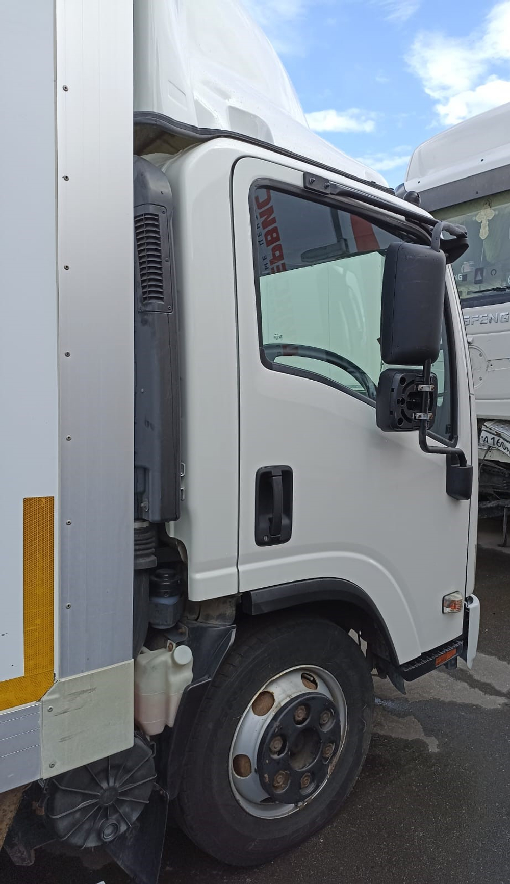 РусТрак 4389U* на шасси Isuzu ELF 9.5 (NQR) Изотермический/рефрижератор 4389U1 (Рефрижератор, Дизель