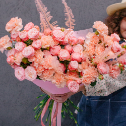 75. Уютный букет в персиково-розовой гамме с кустовыми розами