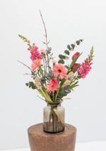 Букет с яркими цветами для мамы