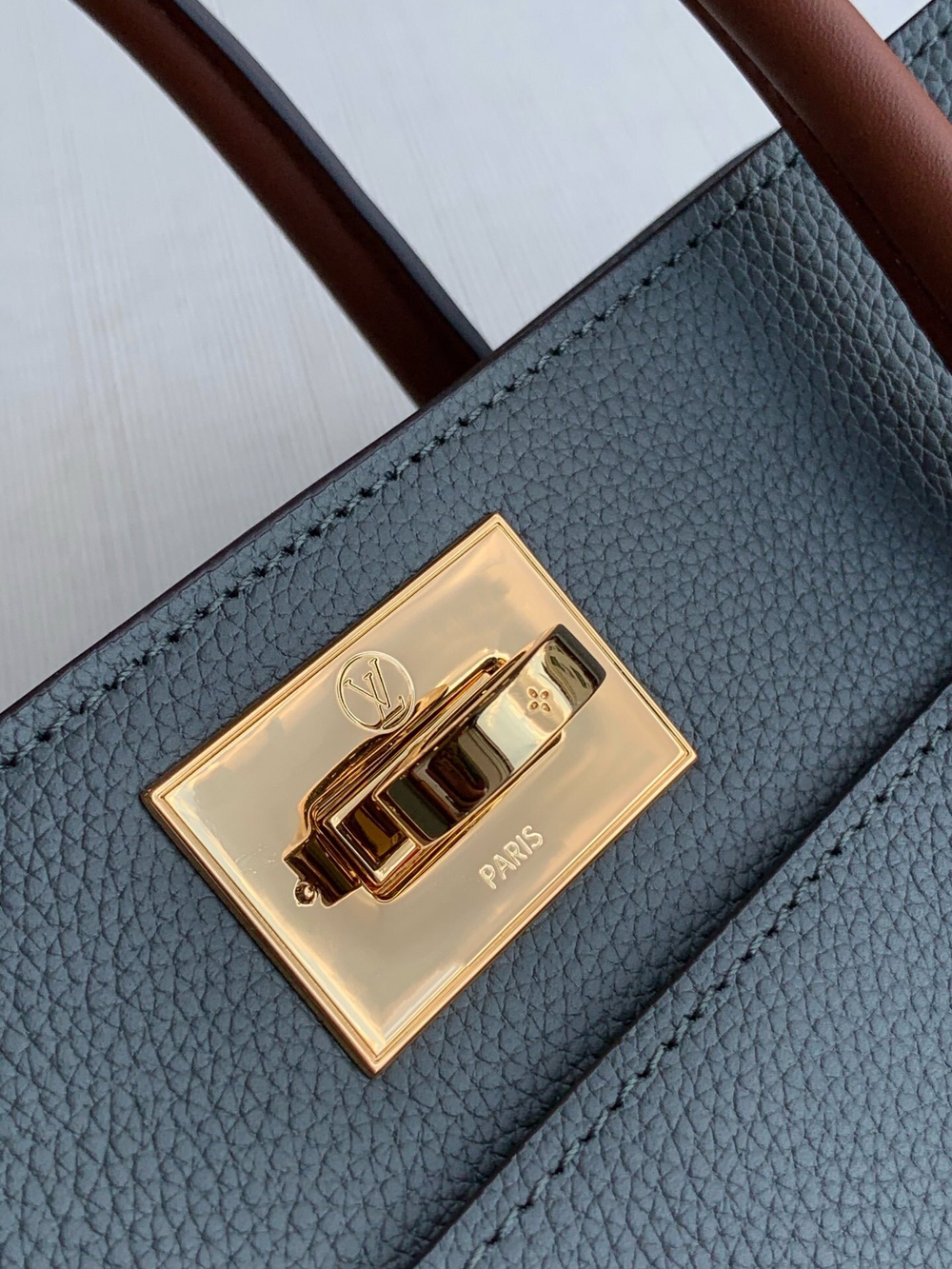 Louis Vuitton On My Side MM