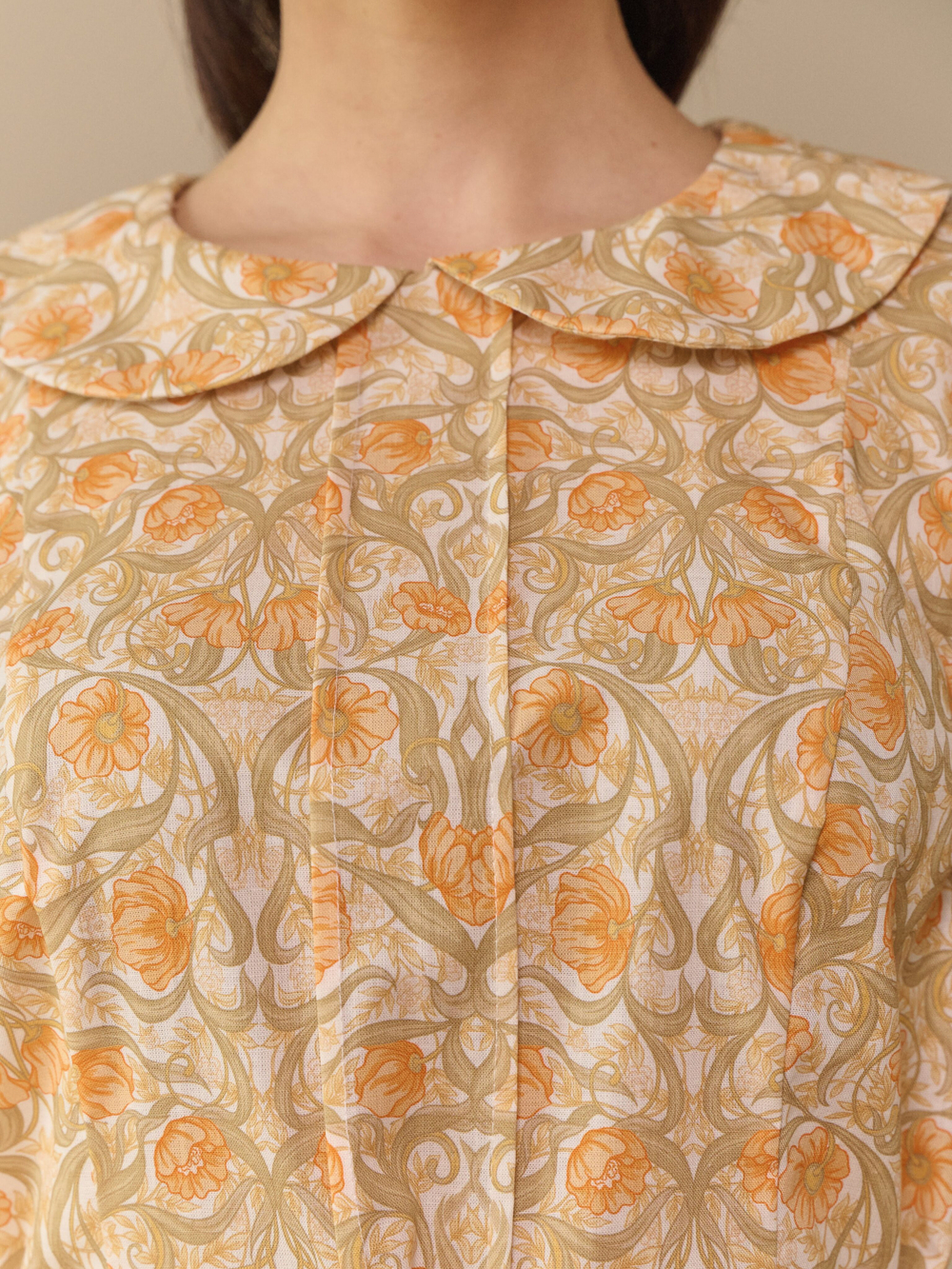 Платье с отложным воротником