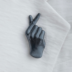 Брошь "Рука K-heart"