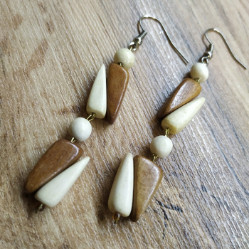 Серьги Клинышки, дерево, цвет молочный, светло-коричневый