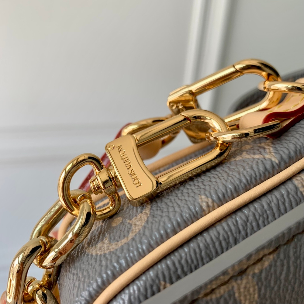 Louis Vuitton Pochette Metis East West