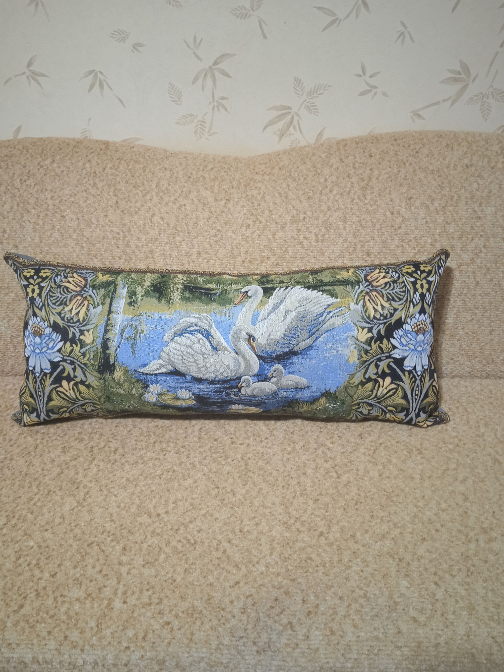 Декоративный гобеленовый чехол Семья лебедей 34х77