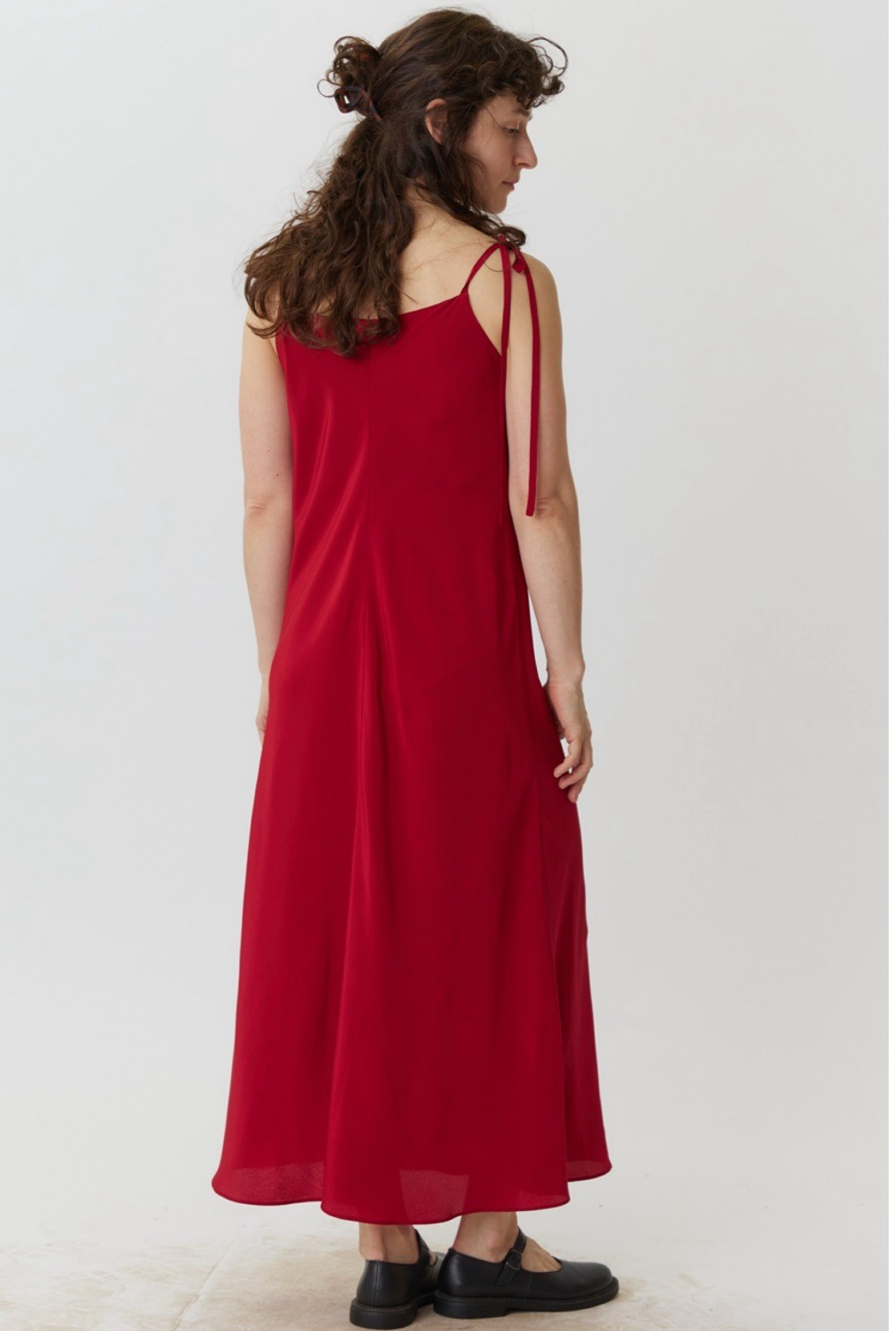 Сарафан на бретелях из красного шелка