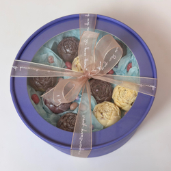 Коробка с шоколадными пионами