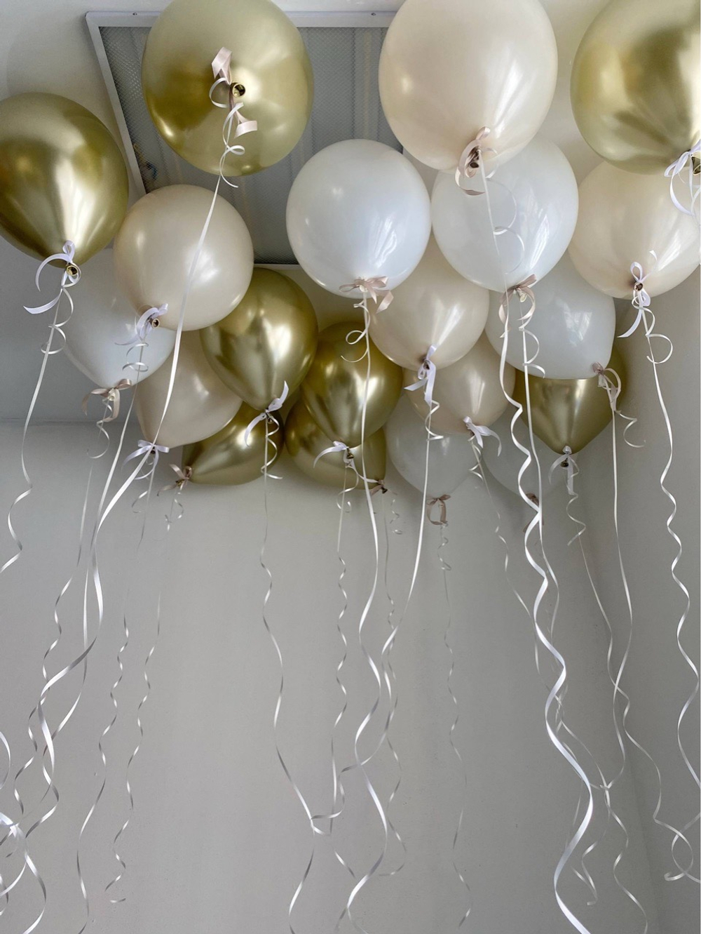 Воздушные шары под потолок хром золото/белый/песок бантики №5041