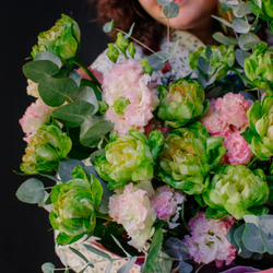 25. Эффектный тропический букет в современном стиле